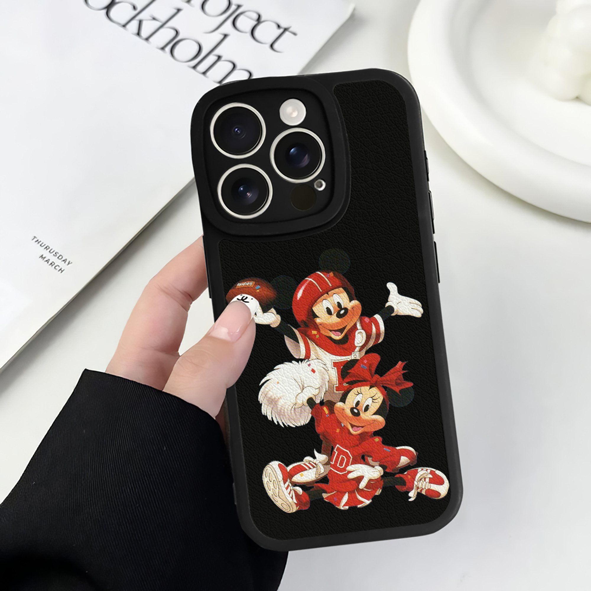 （画像用） ミッキーマウス Mickey Mouse 【iPhone 16シリーズ対応】シリコンスマホケース（レザー調） 材質：シリコン